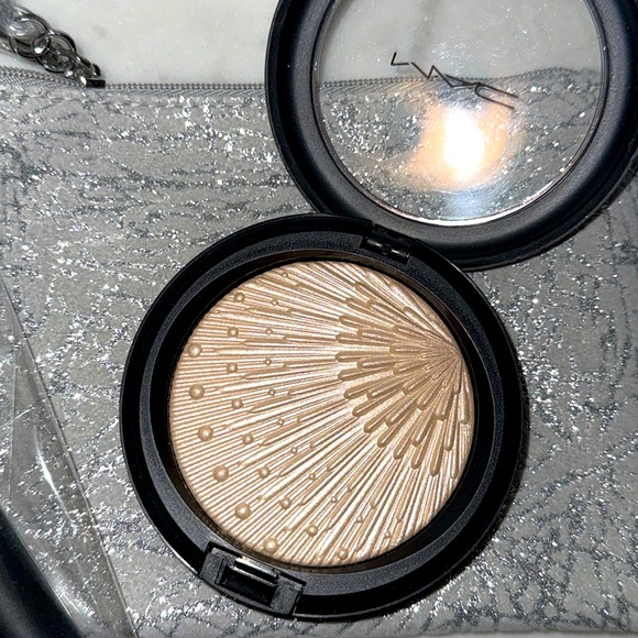 New MAC Firelit Kit Makeup Gift Set, Champagne - Picture 11 of 11